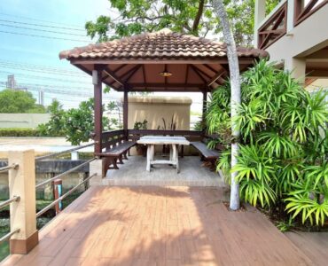 Private House at Yacht Club 1