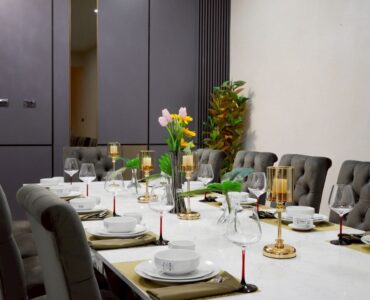 White House Wat Boon-dining table