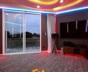 White House Wat Boon-Karaoke