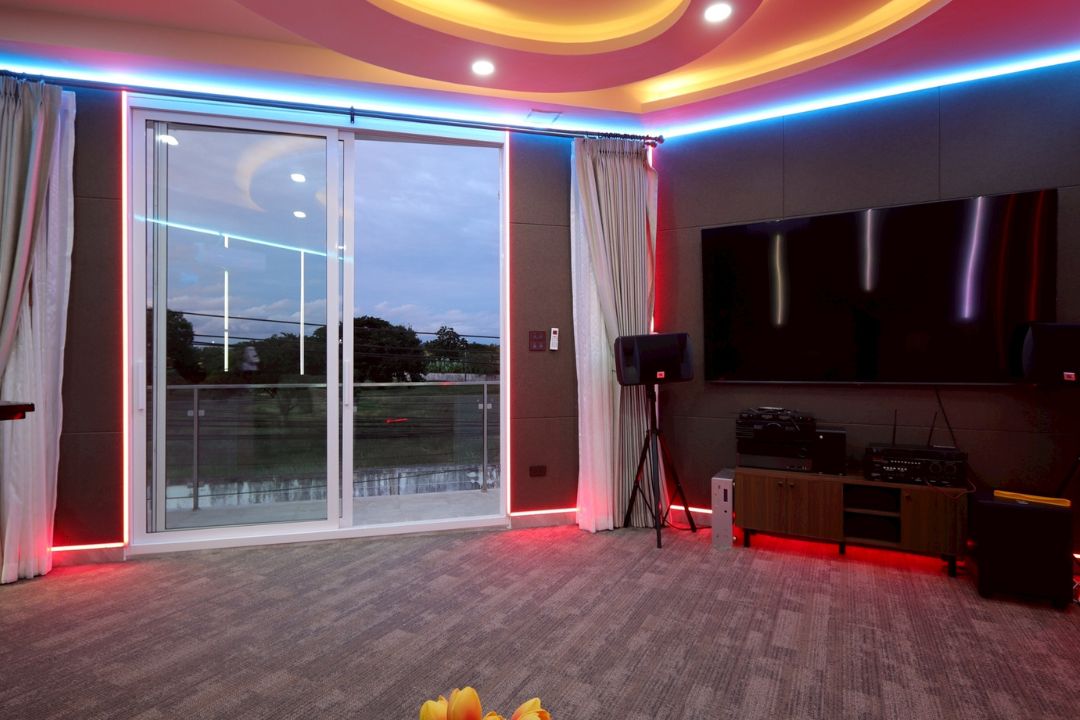 White House Wat Boon-Karaoke