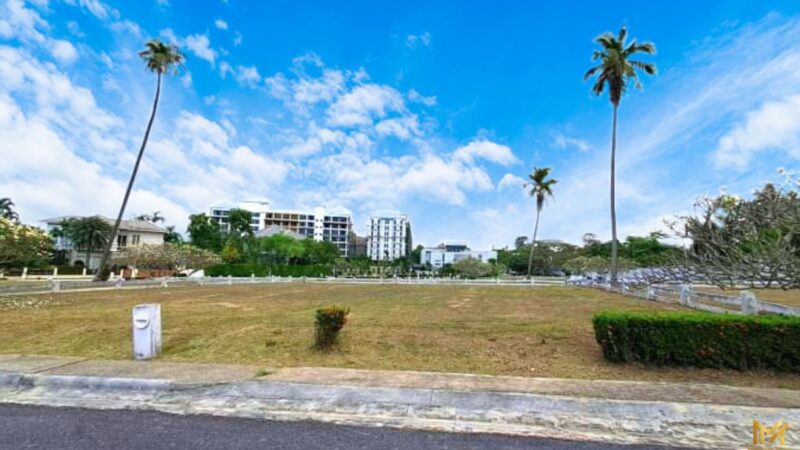 Land by the beach Bang Saray