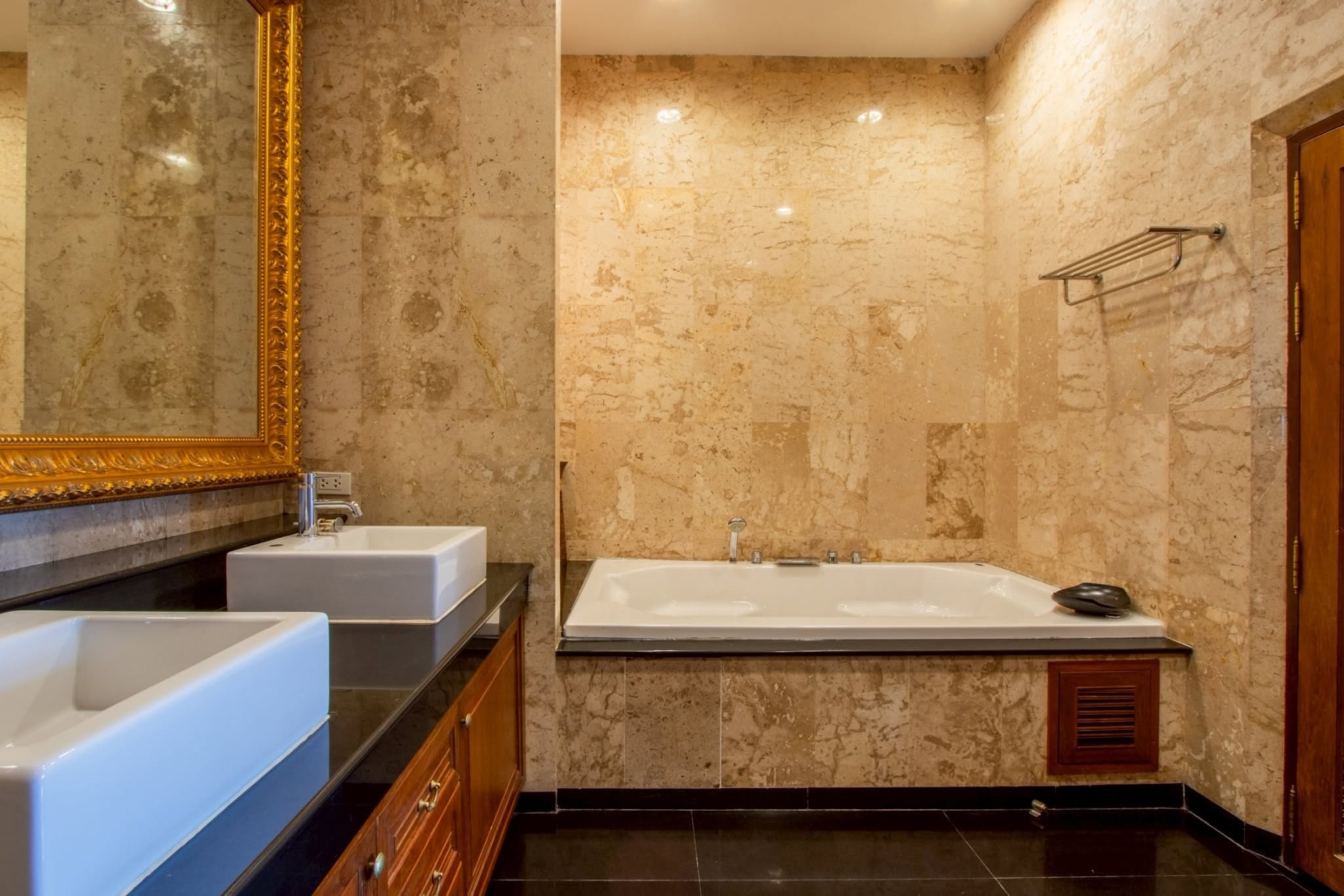 bathroom-view-talay-marina-najomtien