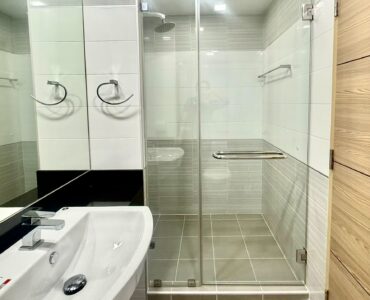 Whale Marina studio for sale - bathroom