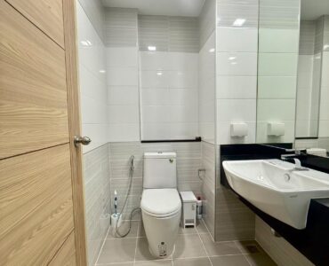 Whale Marina studio for sale - bathroom1