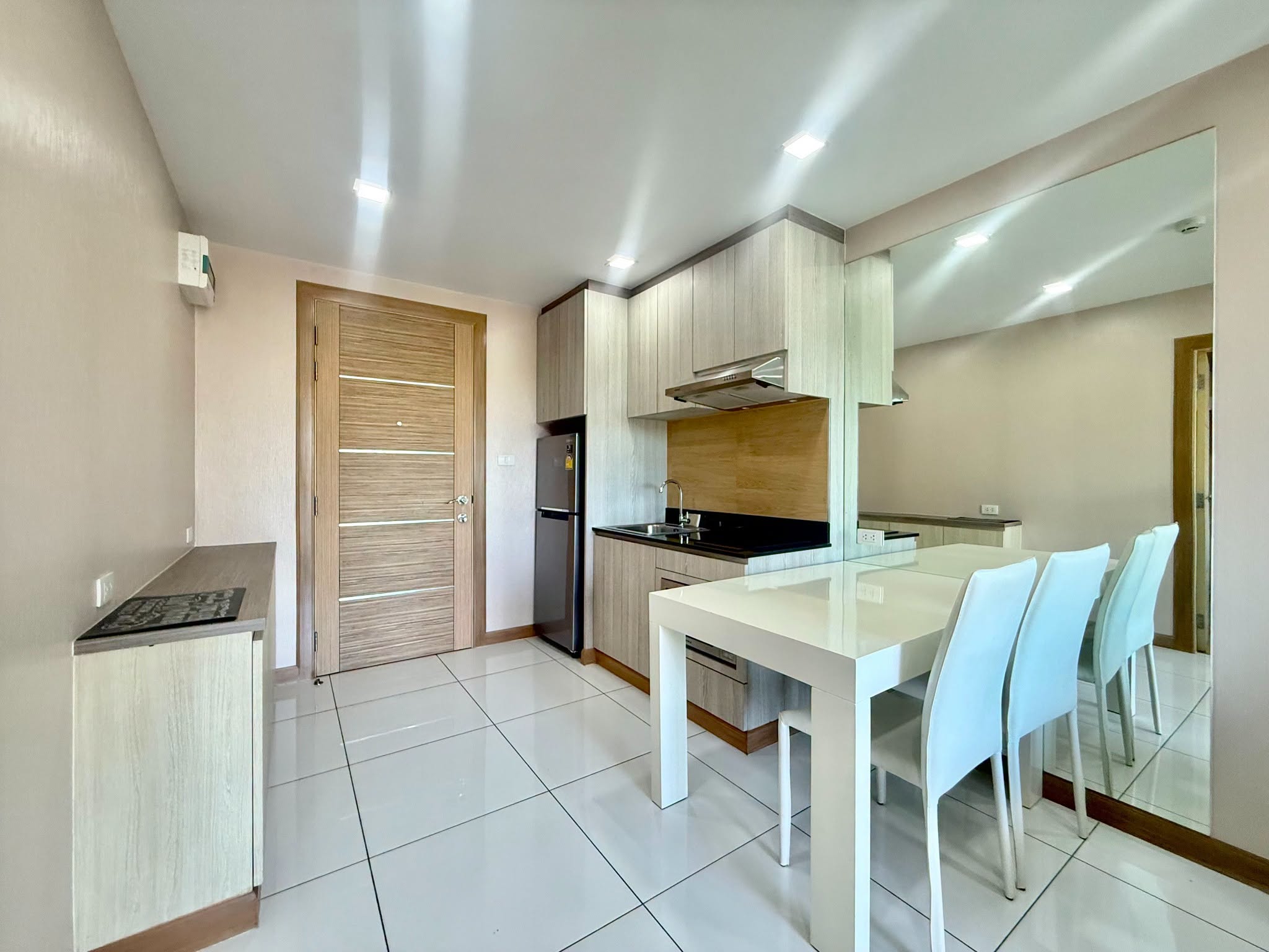 Whale Marina studio for sale - dinning table